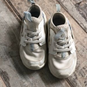 Girls Nike huaraches. Barely worn